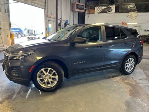 Used 2022 Chevrolet Equinox LS AWD/4WD image 2