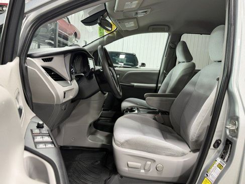 Used 2020 Toyota Sienna LE w/ LE Preferred Package FWD image 11