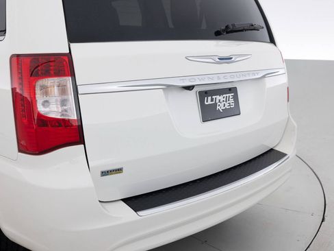 Used 2013 Chrysler Town & Country Touring FWD image 17