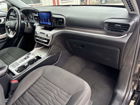 Used 2021 Ford Explorer XLT image 12