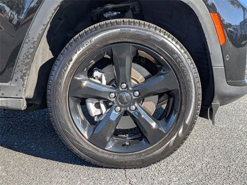 Used 2025 Jeep Grand Cherokee L Limited w/ Luxury Tech Group II image 11