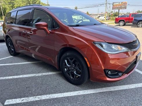 Used 2018 Chrysler Pacifica Touring Plus w/ S Appearance Package FWD image 4