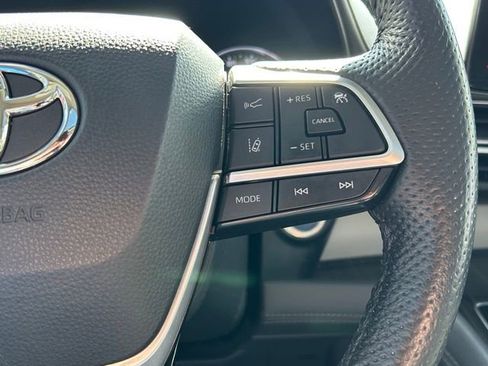 Used 2021 Toyota Sienna Limited image 39