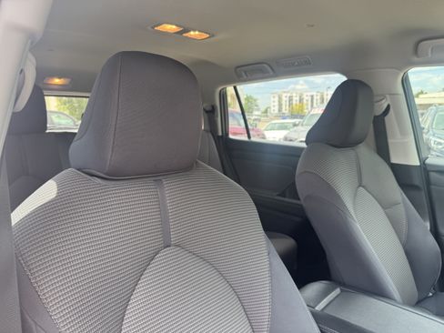 Used 2023 Toyota Highlander LE AWD/4WD image 29