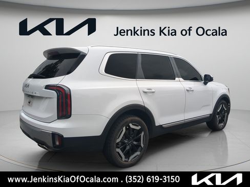 Certified 2023 Kia Telluride EX w/ EX Captain's Chair Package FWD image 3