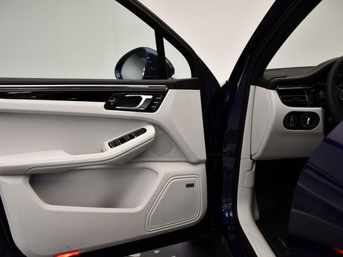 Certified 2025 Porsche Macan image 35