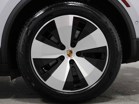 Certified 2025 Porsche Macan Electric image 40