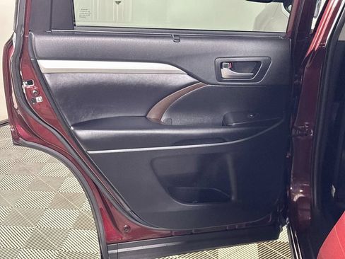 Used 2019 Toyota Highlander XLE AWD/4WD image 19