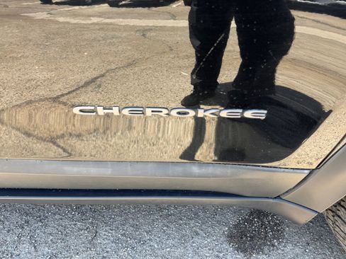 Used 2019 Jeep Cherokee Trailhawk w/ Cold Weather Group AWD/4WD image 24