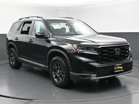 Used 2025 Honda Pilot TrailSport image 3