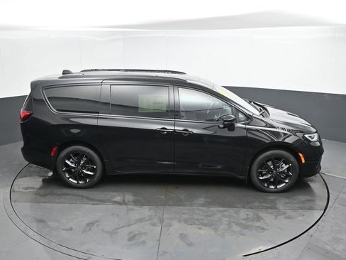 New 2026 Chrysler Pacifica Limited w/ S Appearance Package AWD/4WD image 32