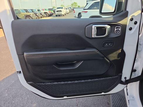 Used 2025 Jeep Wrangler Unlimited Sahara AWD/4WD image 19
