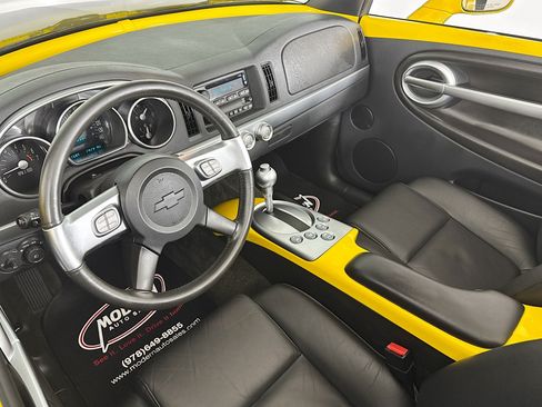Used 2004 Chevrolet SSR RWD image 8