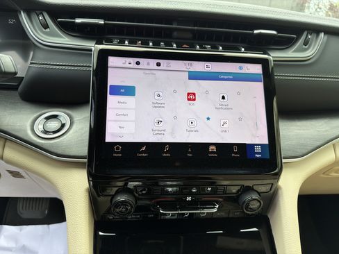 Certified 2023 Jeep Grand Cherokee Limited w/ Luxury Tech Group II AWD/4WD image 33