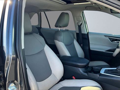 Used 2021 Toyota RAV4 XLE image 19