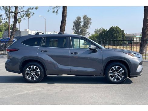 Used 2024 Toyota Highlander XLE FWD image 8
