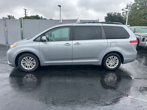 Used 2013 Toyota Sienna XLE image 2