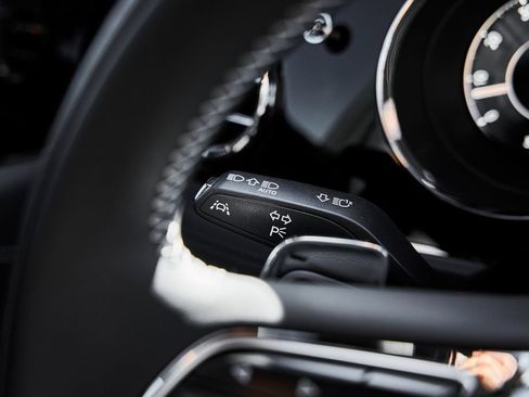 Used 2025 Bentley Bentayga AWD/4WD image 59