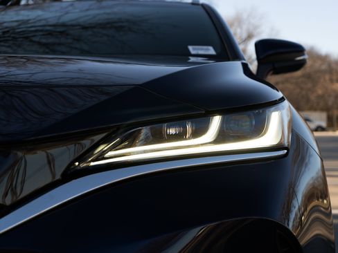 Used 2024 Toyota Venza XLE image 11