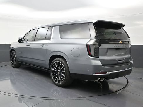 Used 2025 Chevrolet Suburban High Country AWD/4WD image 3