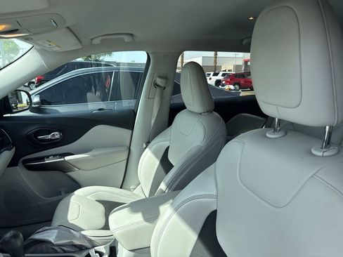 Used 2020 Jeep Cherokee Latitude Plus FWD image 8