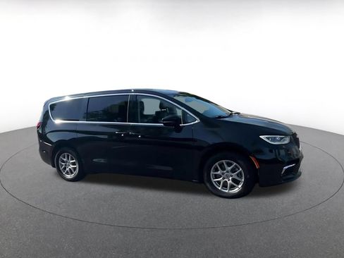 Used 2024 Chrysler Pacifica Touring-L FWD image 2