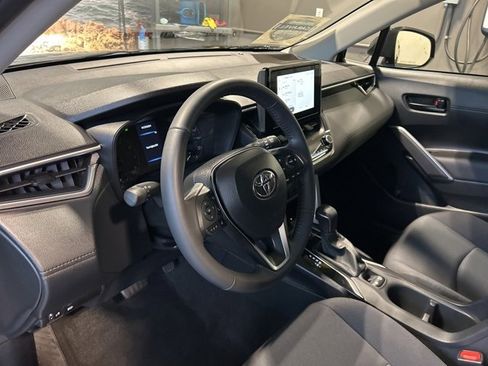 Used 2024 Toyota Corolla Cross LE image 2