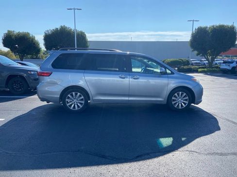 Used 2017 Toyota Sienna XLE AWD/4WD image 6