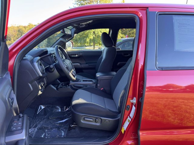 Used 2023 Toyota Tacoma TRD Off-Road w/ Technology Package AWD/4WD image 18