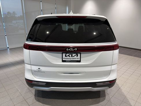 Used 2023 Kia Carnival LX image 4