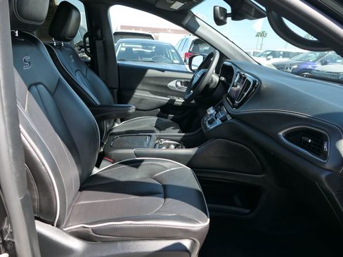 Used 2025 Chrysler Pacifica Limited FWD image 27