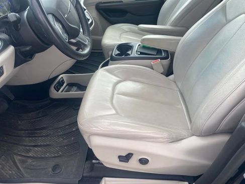 Used 2017 Chrysler Pacifica Touring-L Plus FWD image 11