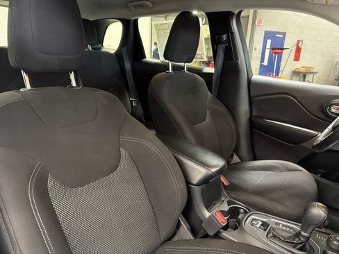 Used 2019 Jeep Cherokee Latitude w/ Cold Weather Group AWD/4WD image 9