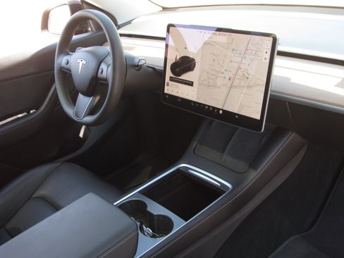 Used 2021 Tesla Model Y Long Range AWD/4WD image 6