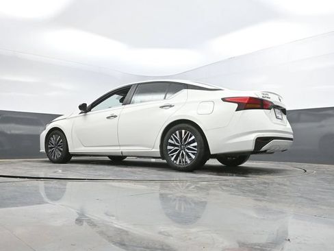 Used 2025 Nissan Altima 2.5 SV FWD image 46