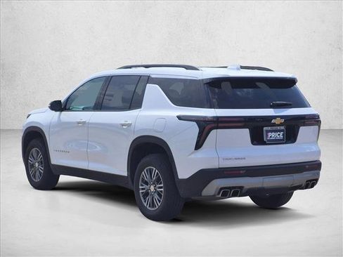 Used 2025 Chevrolet Traverse LT FWD image 7