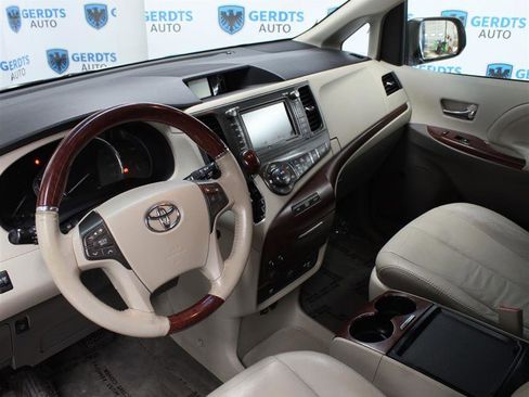 Used 2011 Toyota Sienna Limited w/ Premium Pkg FWD image 7