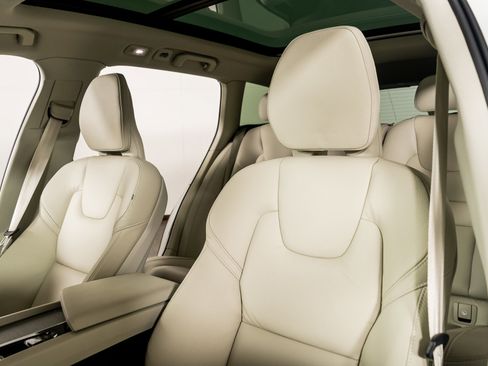 Used 2026 Volvo V60 B5 Cross Country Plus w/ Protection Package Premier image 3