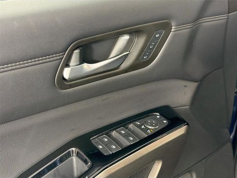 Used 2025 Nissan Pathfinder Platinum AWD/4WD image 19