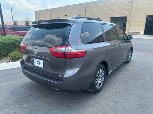 Used 2020 Toyota Sienna XLE Premium FWD image 4