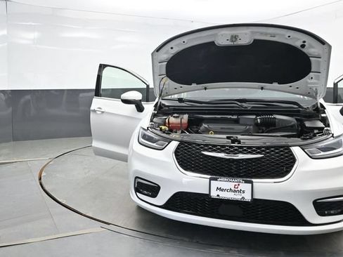 Used 2023 Chrysler Pacifica Touring-L FWD image 33