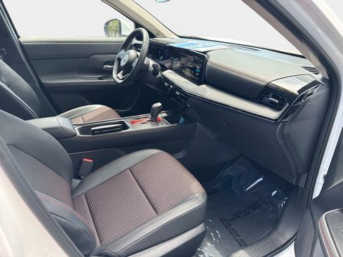 Used 2025 Nissan Kicks SR FWD image 11