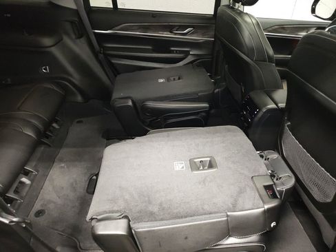 Used 2023 Jeep Grand Cherokee L Limited w/ Luxury Tech Group II AWD/4WD image 13