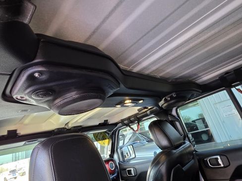 Used 2021 Jeep Wrangler Unlimited Rubicon w/ Xtreme Recon 35" Tire Package AWD/4WD image 11