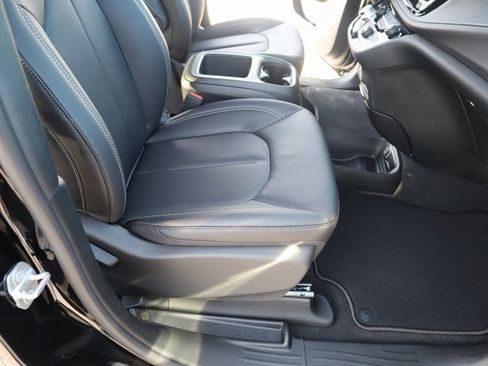 New 2026 Chrysler Pacifica Select image 14