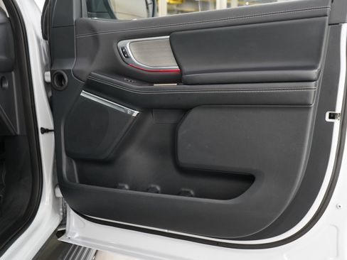 Used 2025 Ford Expedition Platinum AWD/4WD image 9