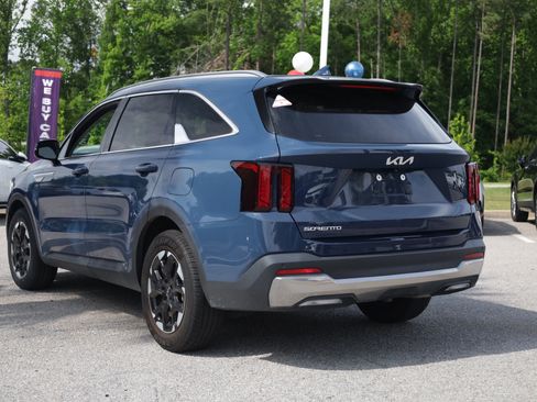 Used 2024 Kia Sorento S w/ Panoramic Sunroof Package FWD image 3
