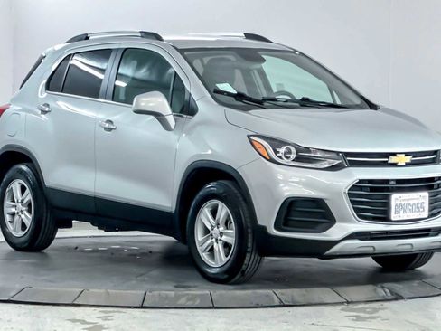 Used 2017 Chevrolet Trax LT w/ LT Convenience Package image 9