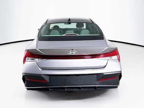 Used 2025 Hyundai Elantra Blue image 29