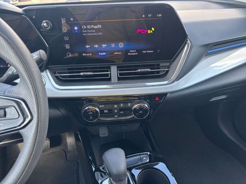 Used 2025 Chevrolet Trax LT image 18